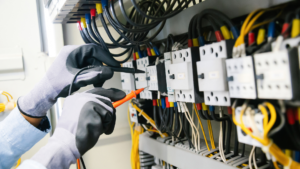 Wymiana instalacji elektrycznej i remont - modernizacja starszych budynków